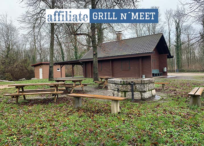 Sitzecke mit Blick auf die Grillhütte des Affiliate-Meeting
